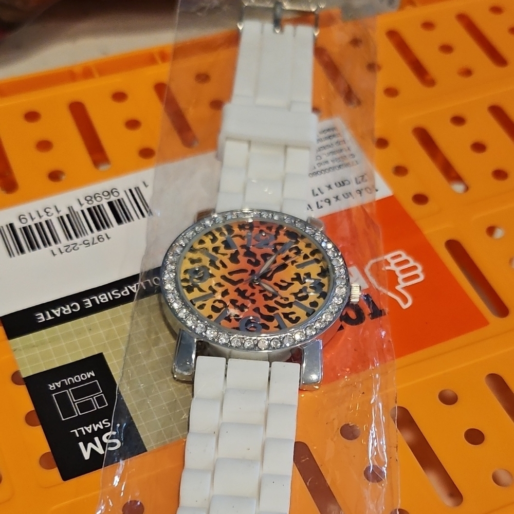 Geneva Silver and White Fashion Watch - Picture 1 of 1